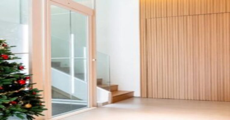 Thang máy gia đình hiện đại trong nhà phố Việt Nam với thiết kế nhỏ gọn, cabin kính sang trọng và giải pháp phù hợp nhiều loại nhà ở tại Việt Nam