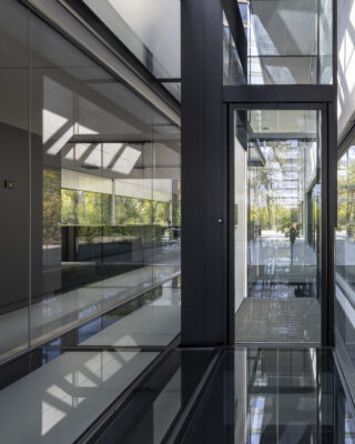 SWIFT lift for villa in black color