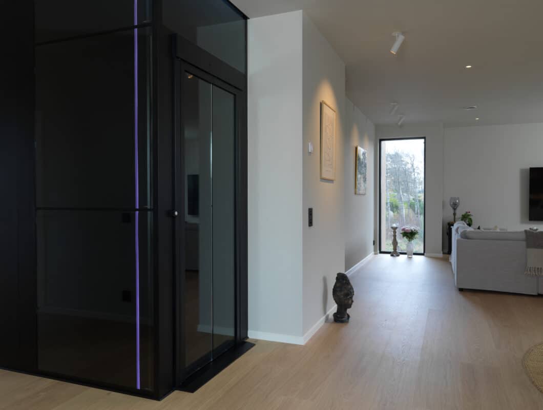 SWIFT pro lift in black color and freestanding installaiton