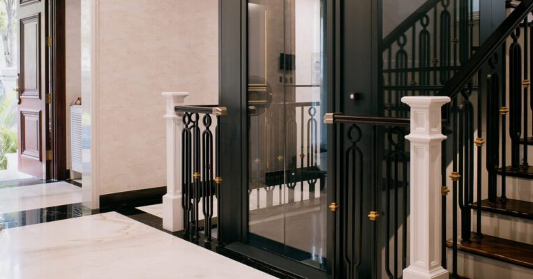 Thang máy gia đình Swift Lifts nhỏ gọn với thiết kế kính hiện đại lắp đặt trong nhà phố Việt Nam giúp tối ưu diện tích và tăng tính thẩm mỹ.