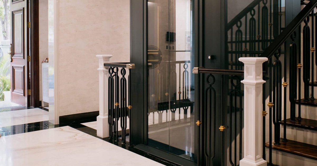 Thang máy gia đình Swift Lifts nhỏ gọn với thiết kế kính hiện đại lắp đặt trong nhà phố Việt Nam giúp tối ưu diện tích và tăng tính thẩm mỹ.