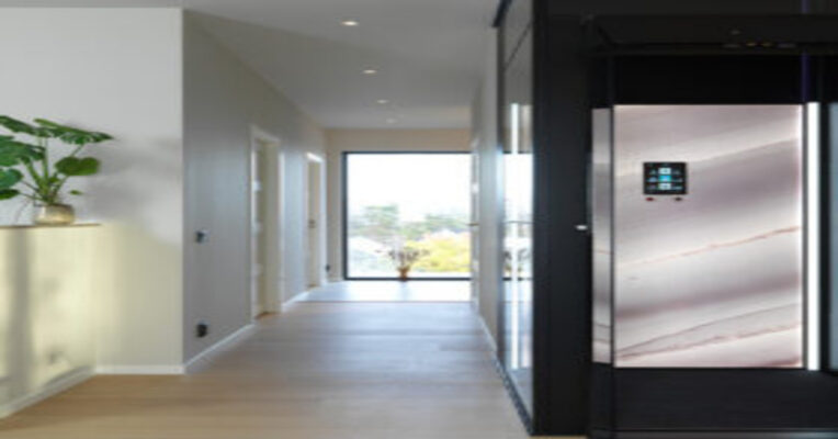 Thang máy gia đình 3 tầng hiện đại trong nhà phố Việt Nam với thiết kế nhỏ gọn, cabin kính sang trọng và tối ưu diện tích sử dụng.