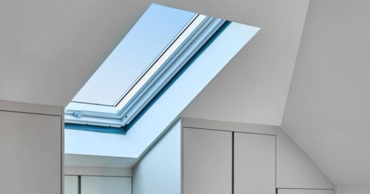 Thang máy gia đình dành cho người cao tuổi tại Việt Nam với thiết kế an toàn, cabin kính hiện đại và dễ sử dụng trong nhà nhiều tầng
