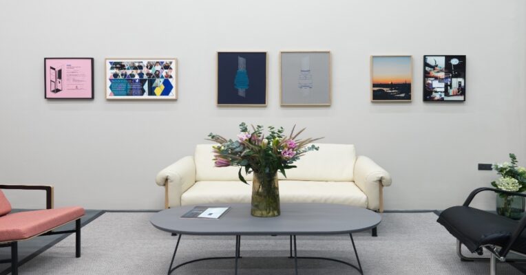 Kỹ thuật viên đang bảo trì thang máy gia đình kiểm tra hệ thống an toàn và cơ khí