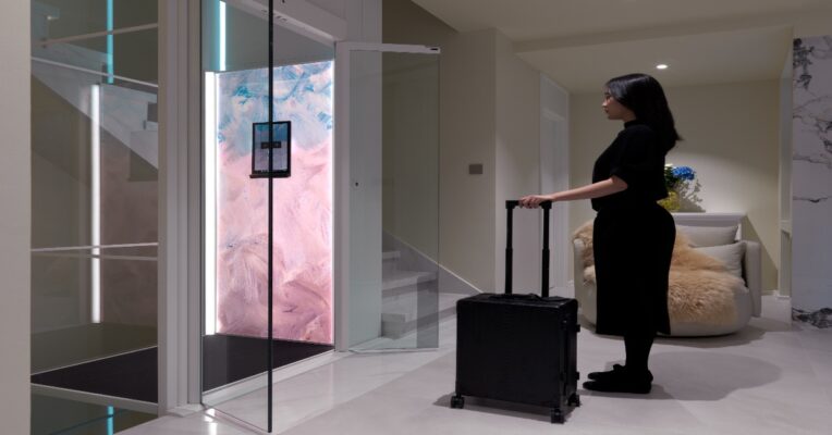 Lift kaca di dalam rumah modern dengan desain transparan, aman, dan estetis untuk hunian mewah di Indonesia