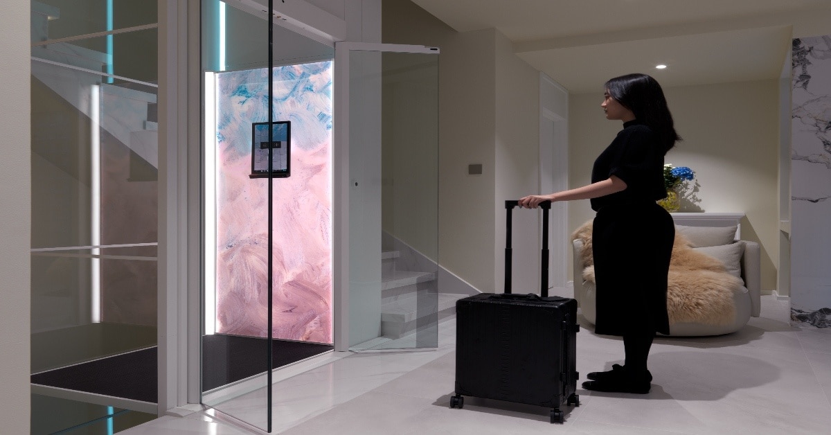 Lift kaca di dalam rumah modern dengan desain transparan, aman, dan estetis untuk hunian mewah di Indonesia