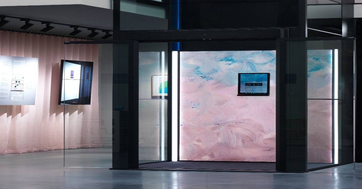 Lift rumah 3 lantai modern di Indonesia dengan desain minimalis dalam rumah bertingkat