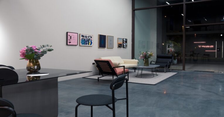 Compacte 1 persoons lift in huis geïnstalleerd in smalle Belgische woning zonder schacht