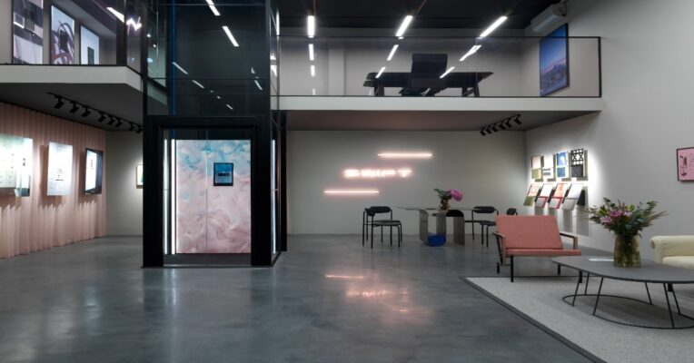 Compacte huislift 2 verdiepingen geïnstalleerd in Belgische gezinswoning