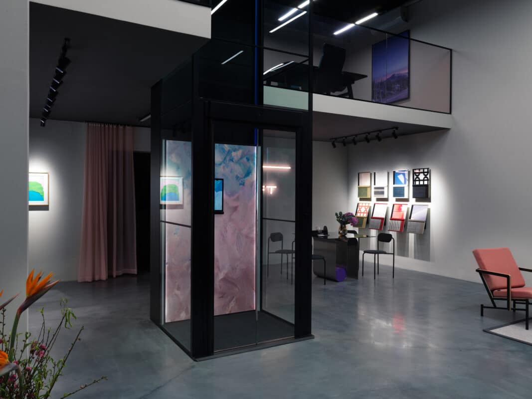 Desain lift rumah modern dengan kabin kaca transparan menyatu dengan interior minimalis rumah Indonesia