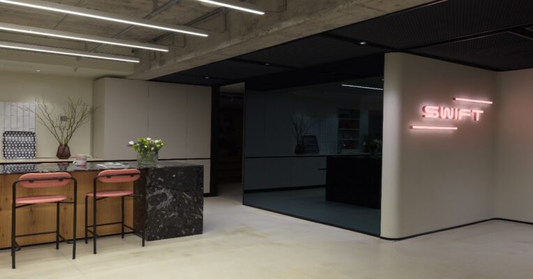 thang máy gia đình trong nhà phố nhiều tầng hiện đại tại Việt Nam