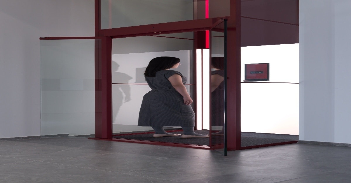 Moderne huislift zonder schacht in Belgische woning met glazen structuur en compact design voor eenvoudige installatie