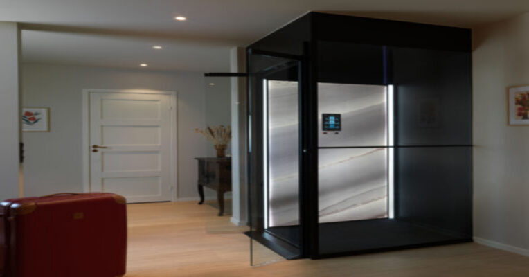 Modern handikapphiss för hemmet installerad i svensk villa för bättre tillgänglighet