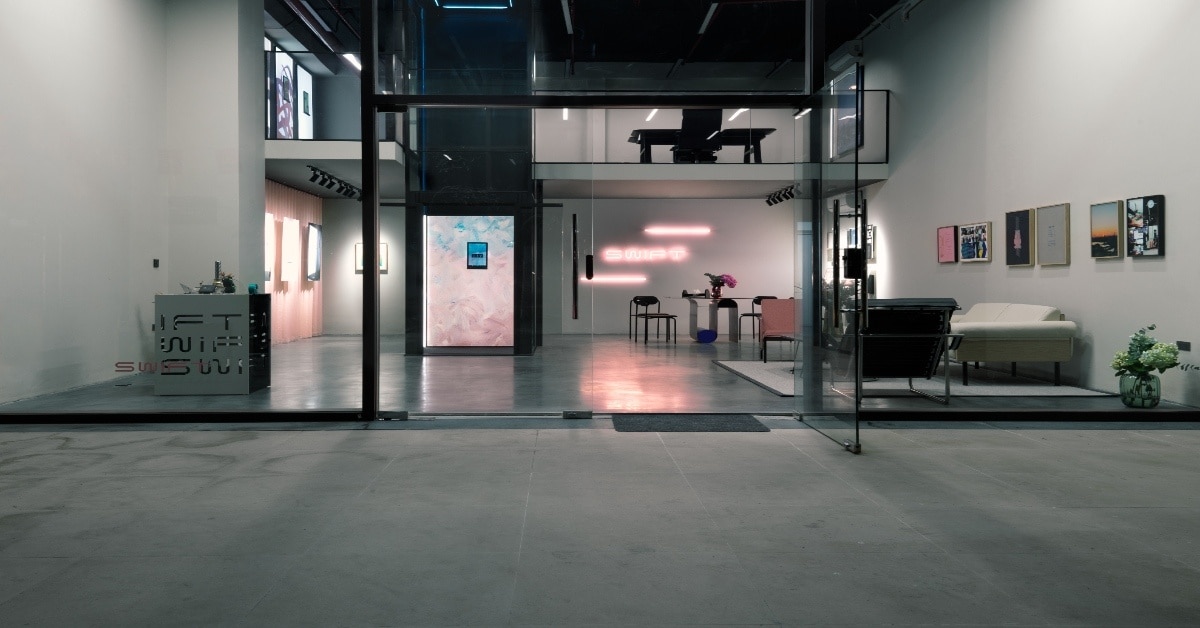 Traplift en huislift vergelijking in een smalle Belgische trapkoker met focus op ruimtegebruik en toegankelijkheid