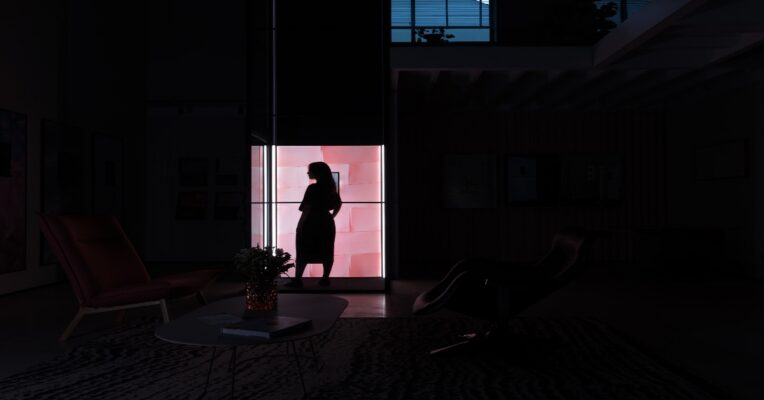 Lift rumah modern dua lantai terpasang di dalam rumah minimalis Indonesia