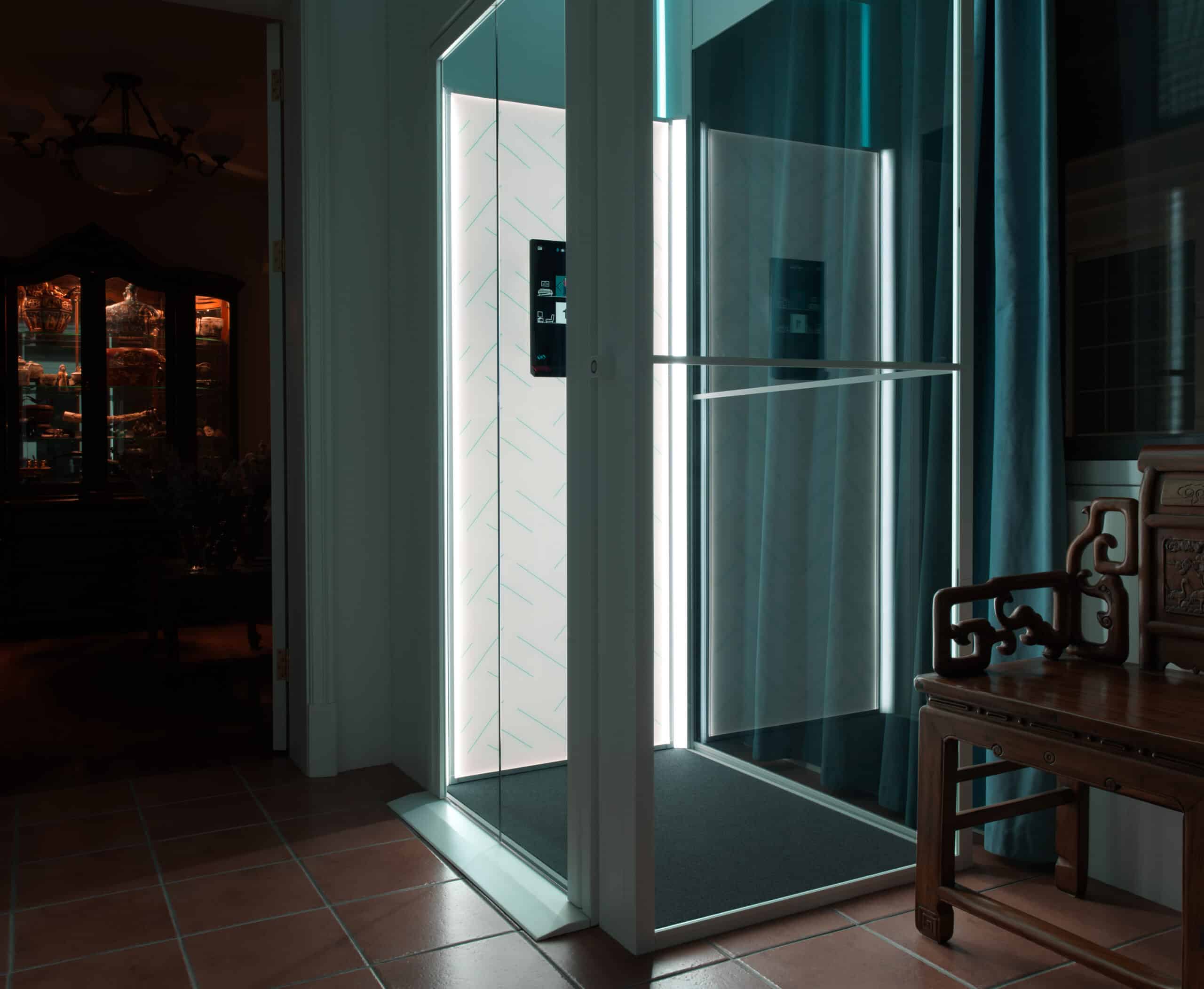 Huislift voor ouderen in een Belgische woning met veilige cabine, rollatorvriendelijke toegang en moderne veiligheidsfuncties
