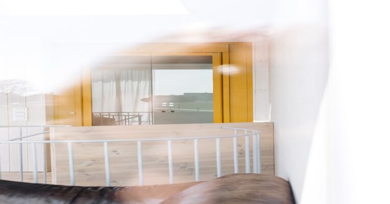 Buitenlift voor uw woning in België met glazen buitenschacht aan een moderne woning en veilige toegang tussen verdiepingen