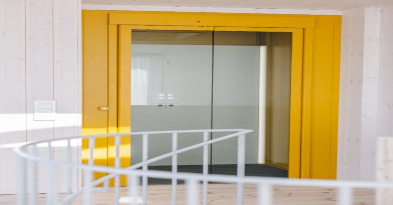 Petit ascenseur pour la maison en France installé dans un espace réduit avec design compact, faible encombrement et accès facilité entre les étages