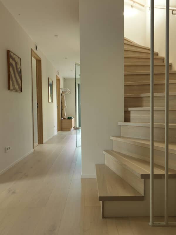 Hallway in the SWIFT Homes-project Villa Horisont featuring a SWIFT Pro home lift